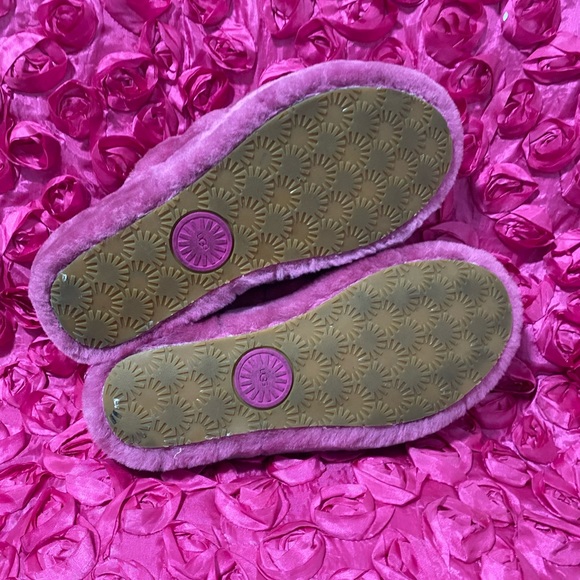Ugg logo fluff yeah fur slides💕 - Picture 4 of 5
